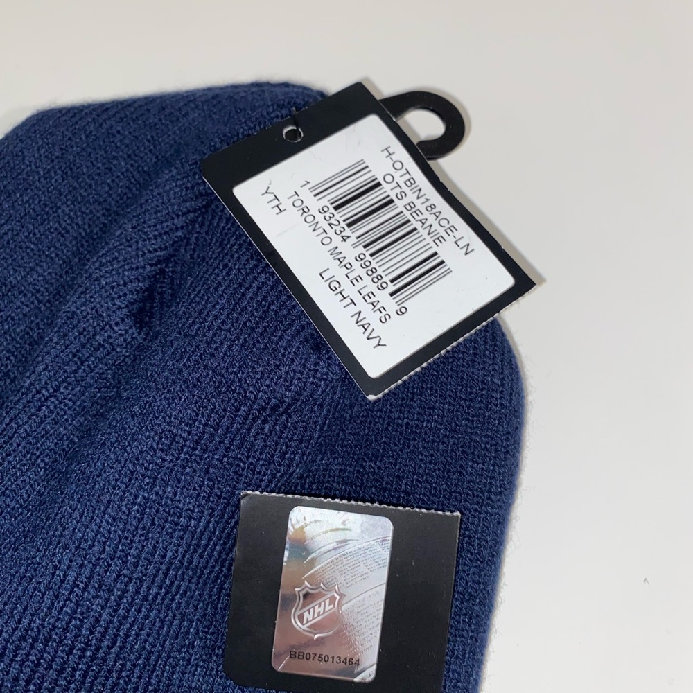 NWT Toronto Maple Leafs youth hat - Picture 2 of 5